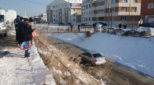 Eskişehir'de görenleri şok eden kaza: Kanala uçtu!