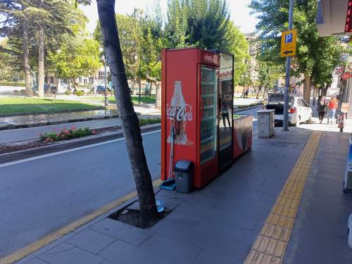 Eskişehir'de görme engelli yoluna koyulan dolap tepki çekiyor!