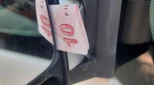 Eskişehir'de güldüren olay: Araca çarptı, 10 lira bırakıp gitti...
