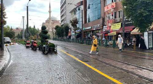 Eskişehir'de güneşli havada şaşırtan yağmur