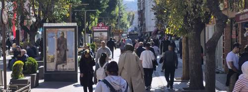 Eskişehir’de güneşli havayı gören çarşıya akın etti: Adım atacak yer kalmadı