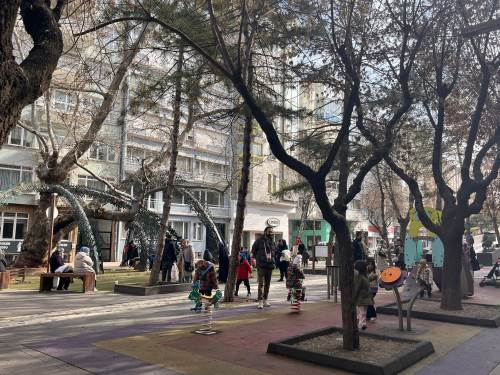 Eskişehir'de güzel havayı fırsat bilen çocuklar parkları doldurdu