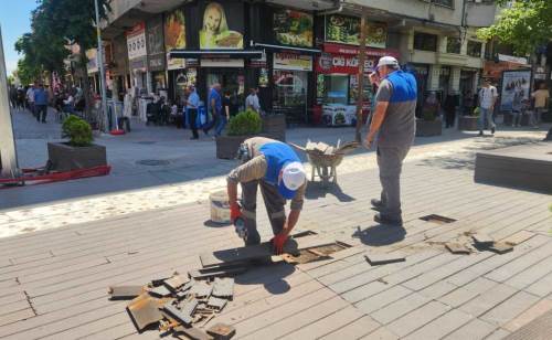 Eskişehir'de Hamamyolu Caddesi’nde ahşap zemin yenileniyor