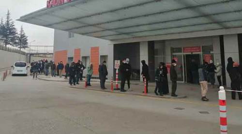 Eskişehir'de hastane önlerindeki kuyruklar uzayıp gidiyor!