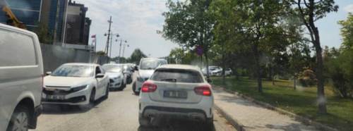 Eskişehir’de hastane sokağında keşmekeş: Ne arabaya yer var ne yayaya