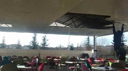 Eskişehir'de hastanenin çatısı kuvvetli rüzgara dayanamadı!