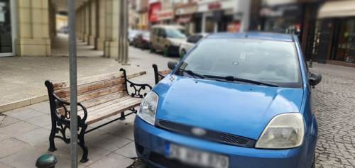 Eskişehir'de hatalı park sorunu bitmiyor: Şimdi de bank önünü kapattılar