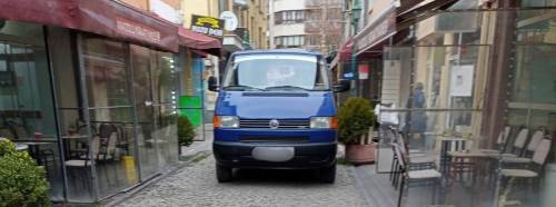 Eskişehir’de hatalı park yayaları zor durumda bıraktı