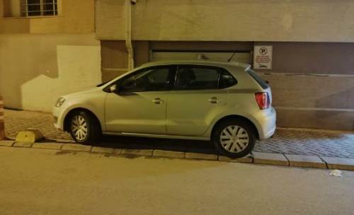 Eskişehir'de hatalı park yürümeyi de engelliyor!