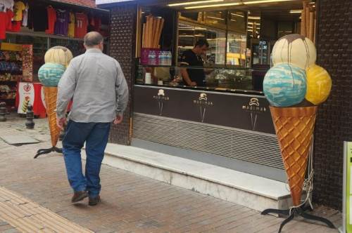 Eskişehir'de havalar ısındı dondurma tezgahları açıldı