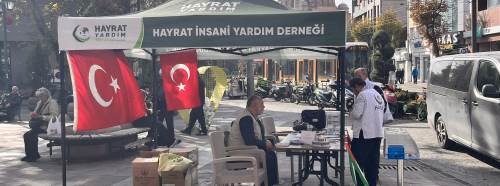 Eskişehir’de Hayrat Derneği yardım çağrısı için stant kurdu