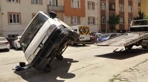Eskişehir'de hayrete düşüren kaza: Direksiyonda bunu yapınca...