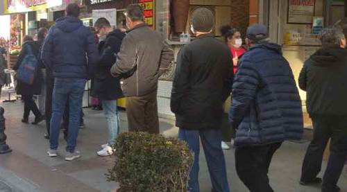 Eskişehir'de hayrete düşüren kuyruk!