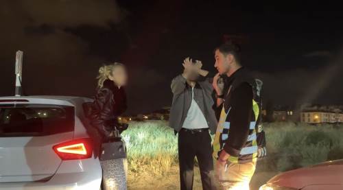Eskişehir’de hem ehliyetsiz hem alkollü yakalandı: Cezayı duyunca polis aracını tekmeledi!