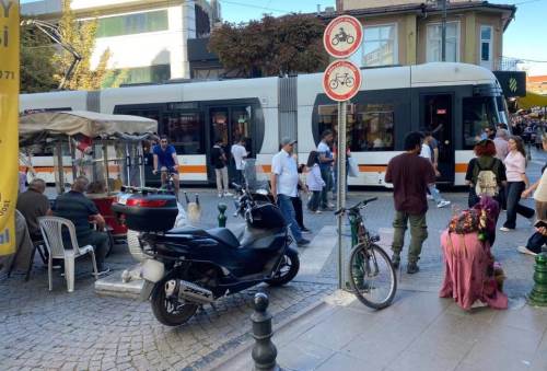 Eskişehir'de hiçbir işe yaramayan tabelalar...