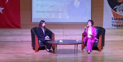 Eskişehir'de Hülya Koçyiğit öğrencilerle bir araya geldi