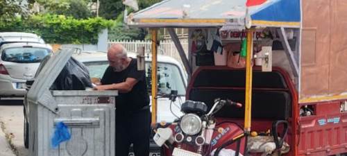 Eskişehir’de iç parçalayan görüntü: Çöpten bayat ekmek ve meyve toplayıp…