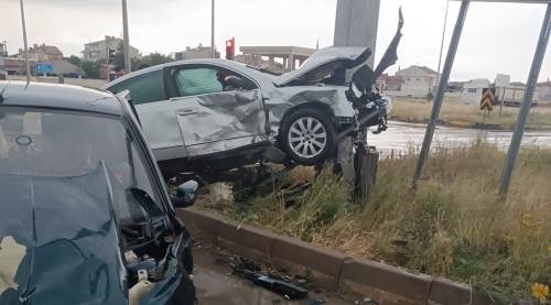 Eskişehir'de iki araç birbirine girdi: 2'si ağır 4 yaralı!