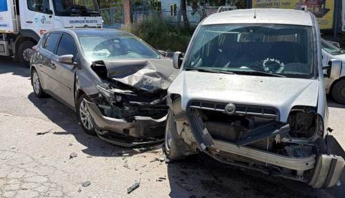 Eskişehir'de iki araç çarpıştı: 1'i çocuk 5 yaralı