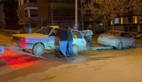 Eskişehir’de iki araç çarpıştı: 4 kişi yaralandı