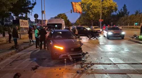 Eskişehir'de iki otomobil çarpıştı: 2 kişi yaralandı