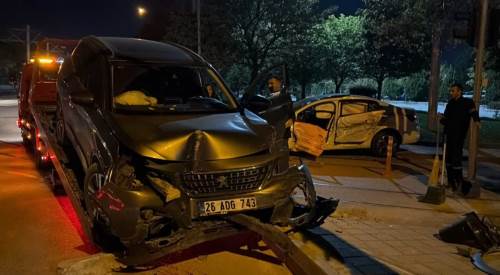 Eskişehir’de iki otomobil çarpıştı! Araçlardan biri tramvay yoluna savruldu