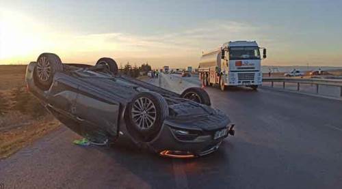 Eskişehir'de iki otomobil çarpıştı, biri takla attı!
