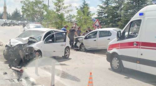 Eskişehir'de iki otomobil kafa kafaya çarpıştı, 2 yaralı 