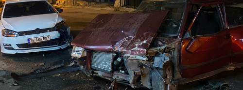 Eskişehir’de iki otomobil kafa kafaya çarpıştı: Araçlardan biri hurdaya döndü