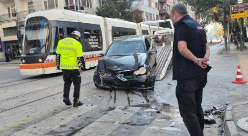 Eskişehir’de iki otomobil kafa kafaya çarpıştı: Tramvay seferleri aksadı