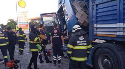 Eskişehir'de iki tır birbirine girdi, ortalık savaş yerine döndü!