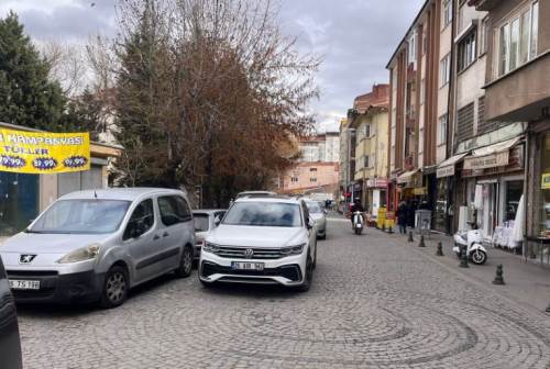 Eskişehir'de ikinci sıra parklar trafiği yavaşlatıyor