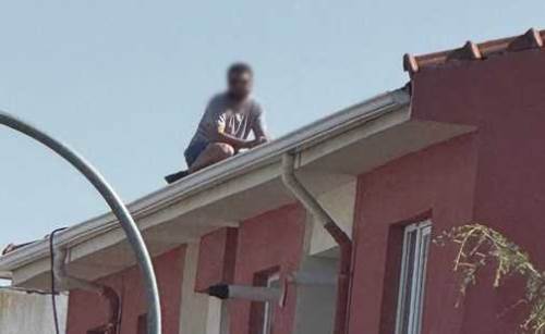 Eskişehir’de ilginç anlar: Vatandaşlar çatıyı tamir ediyor sandı ama...