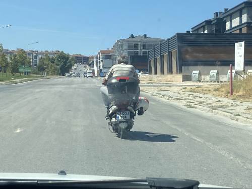 Eskişehir’de ilginç görüntü: Sürücü kaskını motosiklete astı
