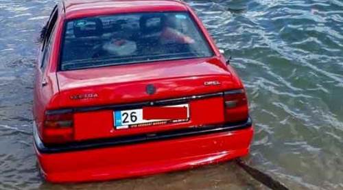 Eskişehir'de ilginç kaza: Sulara gömüldü!