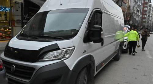 Eskişehir'de ilginç kaza: Taksiden indi, kamyonet ayağını ezdi