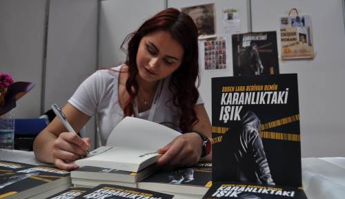 Eskişehir'de ilk adımını attı: 18 yaşında kitap yazdı!