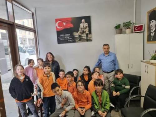 Eskişehir'de ilkokul öğrencileri idarecilik konusu için muhtarlığı ziyaret etti