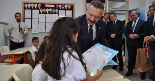 Eskişehir'de ilkokulu öğrencileri karnelerini Vali Aksoy'un elinden aldı
