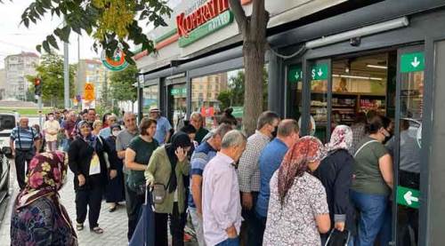 Eskişehir'de indirim kuyruğu! Akın ettiler...
