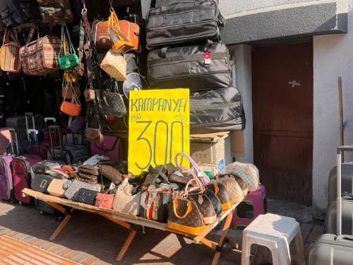 Eskişehir'de indirimli çantalar yoğun ilgi gördü