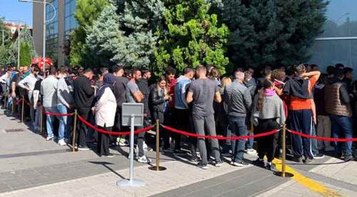 Eskişehir'de indirimli iPhone kuyruğu