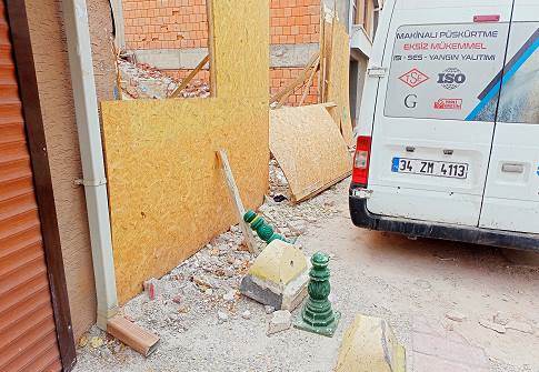 Eskişehir'de inşaat engelleri yaya yollarını kapattı