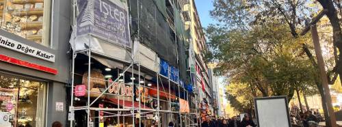 Eskişehir'de inşaat iskeleleri yaya güvenliğini tehdit ediyor