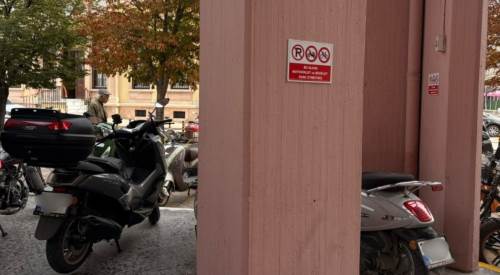 Eskişehir’de iş hanının önünde kurallar hiçe sayıldı