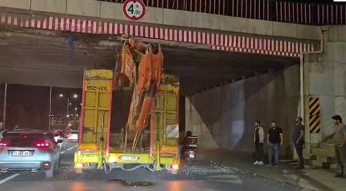 Eskişehir’de iş makinesi yüklü tır üst geçitte sıkıştı!