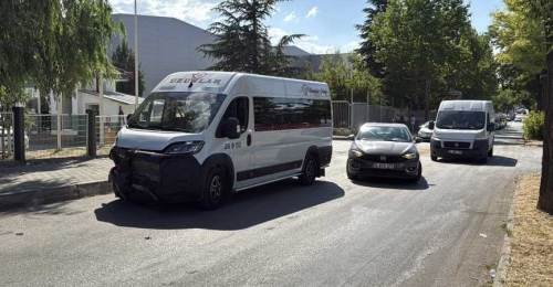 Eskişehir'de işçi servisi ile otomobil çarpıştı: 11 yaralı