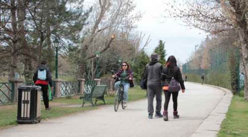 Eskişehir'de ısınan havayla vatandaş soluğu dışarıda aldı