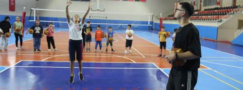 Eskişehir’de işitme engelli koç, geleceğin basketbol yıldızlarını yetiştiriyor