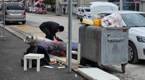 Eskişehir'de istenmeyen görüntü: Adeta ikinci el eşya dükkanına döndü!